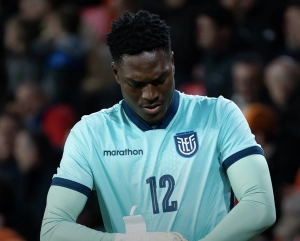 Nos arruga el corazón: David Cabezas lloró en brazos de Hernán Galíndez tras su debut con La Tri