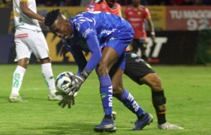 ¡Adonis Pabón tapó un penal al último segundo y salvó a Mushuc Runa! (RESUMEN)