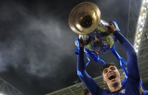 Kai Havertz -man-city-chelsea-trophy