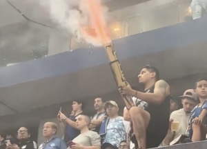 ¡Barra de Emelec DISPARÓ CON BAZUCA PARA BENGALAS en el estadio George Capwell!