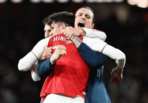 Quítenle el smoking: La sutil y perfecta barrida de Piero Hincapié que es furor en las redes del Arsenal