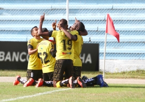 La experiencia dominó en el primer Clásico en Machala