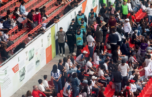 Se pudrió todo porque el hincha de Liga expulsado de Casa Blanca acusó a Tiago Nunes de hacer gestos indebidos