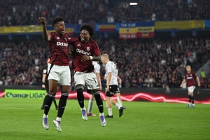 ¡ECUATORIANOS LÍDERES EN CHEQUIA! Angelo Preciado y Jhon Mercado titulares con AC Sparta Praga