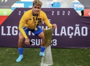 ¡Johan Mina, promesa del fútbol ecuatoriano, consiguió su primer título en Portugal!