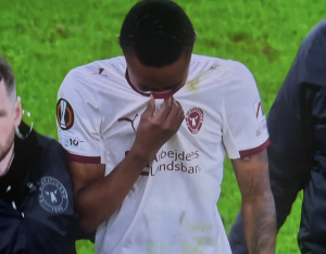 ¡Ya basta con nuestros cracks! El Virus alcanzó a Denil Castillo en el Midtjylland vs AS Roma