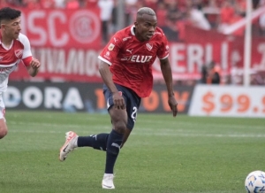 Aucas SE LLENARÁ LOS BOLSILLOS tras fallo de la FIFA contra Independiente de Avellaneda