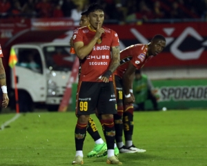 Independiente del Valle alimenta a su hermano menor en Colombia