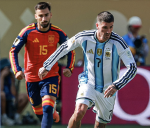 Rodrigo de Paul levantó la copa de Argentina en el show de su novia
