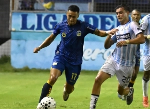 Un penal de la nada le dio tres puntos a un Delfín SC que atormentó a público y televidentes