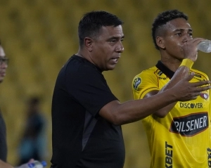 "No crucé por la fronera". Polémicas declaraciones de César Farías tras encontrón con hincha de BSC