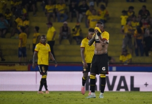 ¡LA PACIENCIA SE AGOTÓ! Los hinchas de Barcelona estallan de frustración ante el pésimo nivel del equipo