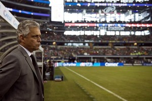 Con el corazón en la mano, Reinaldo Rueda rompe en llanto luego de que Honduras diga adiós al Mundial