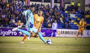 Libertad arrinconó a Emelec y reclamó un penal no detectado por el VAR