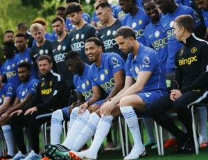 Moisés Caicedo posa en la foto oficial del Chelsea, pero sigue entre algodones y en duda para el viernes
