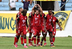 Manta tiñe a la ciudad de celeste: El Atunero celebra y tumba al Delfín con una joya de Juan David Jiménez