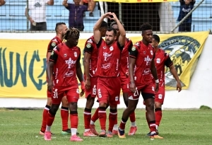 Manta tiñe a la ciudad de celeste: El Atunero celebra y tumba al Delfín con una joya de Juan David Jiménez