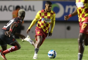 La noche en Ambato dejó dos penales, una agresión y el riesgo de Aucas de perder la cima (RESUMEN)