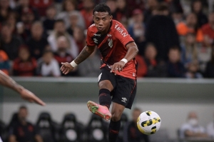 ¡Bryan García reapareció tras casi 2 meses y logró su 1era asistencia con Paranaense! (VIDEO)