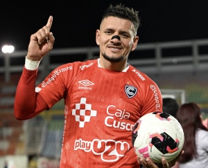 Cienciano aprovechó el triplete de Carlos Garcés para anunciar que seguirá con ellos un quinto año