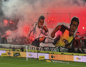 Completo irrespeto: un sector de la hinchada de LDU dejó mal parado el nombre del club por un tifo