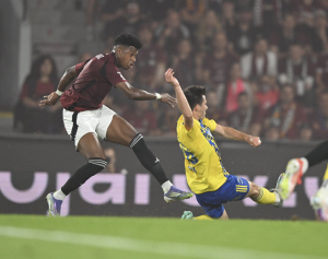 ¡EL NUEVO REY DE CHEQUIA! John Mercado se pone la camiseta de ídolo con su primera asistencia con Sparta Praga