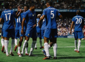 Moisés Caicedo lidera la victoria del Chelsea en el duelo comprobatorio previo a la Premier League