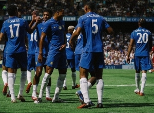 Moisés Caicedo lidera la victoria del Chelsea en el duelo comprobatorio previo a la Premier League