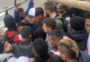 ¡Jugadores de Club de Serie A viajan en vehículo de transporte de ganado para llegar a su Práctica!