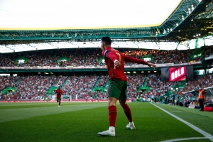 Doblete de Cristiano y alfombra roja en Portugal rumbo a la Euro