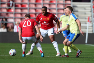 Un crack el Expreso Amazónico: Antonio Valencia brilló con asistencia en el duelo de leyendas del Manchester United