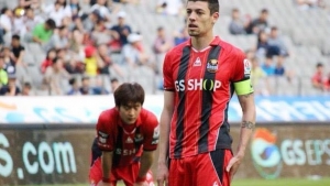 ¿Imposible jugar al fútbol sin escupir? (VIDEO)