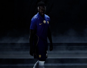 Chelsea presentó su nueva camiseta principal con un Moisés Caicedo que intimida