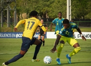 Resistencia de acero: Una roja condicionó todo y Ecuador se vio obligado a sostenerse con diez ante Colombia