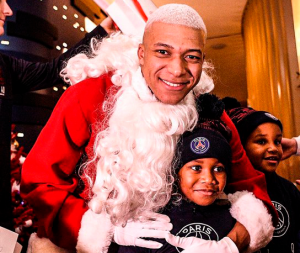 Kylian Mbappé se vistió de Papá Noel por una buena causa (FOTOS)