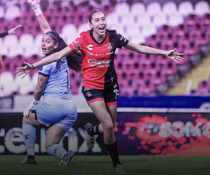 ¡QUÉ MARAVILLA! Gol DELICATESEN de Karen Flores para darle tres puntos al Atlas