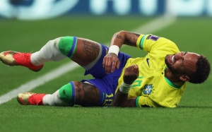 ¡Increíble! Neymar, lesionado, salió en medio del público