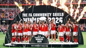 Piero Hincapié celebra la conquista de la Community Shield y el dominio del Arsenal en Inglaterra