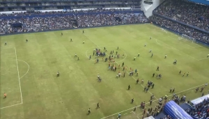 Perdieron el control: ¡Hinchas invaden la cancha y exponen a una sanción a Emelec! (VIDEO)