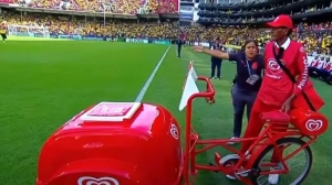 En efecto, FUE CINE: Se viraliza en todo el planeta, el heladero que llevó el balón para el inicio del Ecuador vs Venezuela