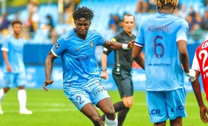 Jackson Porozo la pasó mal y estuvo cerca de una roja con el Troyes