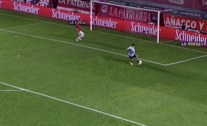 Sin arquero y con el arco vacío, ¡la mandó a las nubes! (VIDEO)