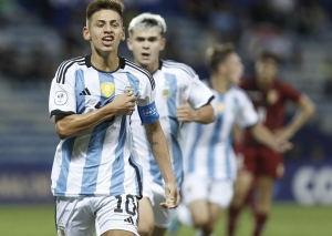 Argentina demuestra su poder metiendo 4 en su debut en el Sudamericano