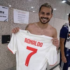 ¡Gritó el ‘siuuuuu’ en la cara de CR7 y se llevó su camiseta! (VIDEO)