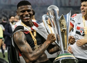 ¡LOS AÑOS Y LOS HÁBITOS NO PASAN EN VANO! Robert Arboleda es baja en Sao Paulo OTRA VEZ