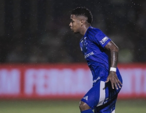 NO LE PESA LA 10: ¡Kenny Arroyo HABLÓ COMO UN CRACK después de anotar su primer gol en Europa!