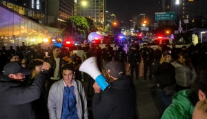 Pirotecnia, disturbios y caos policial en el hotel de Inglaterra por otra serenata de la afición de México