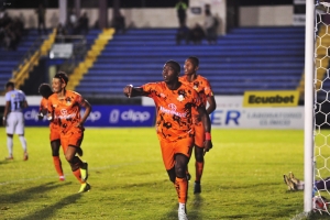 ¡EL PECHÓN LOS PUSO A VOLAR! Libertad FC firma campaña inolvidable y ya coquetea con la punta de la LigaPro