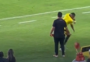 Escandalosa rabieta de Byron Castillo con César Farías encendió el banquillo de Barcelona en pleno partido