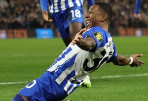 ¡INEXPLICABLE! Brighton borró a Pervis Estupiñán, goleó y espera una manito del Chelsea